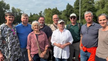 Sabine Groth mit Unterstützern beim Pferdesport